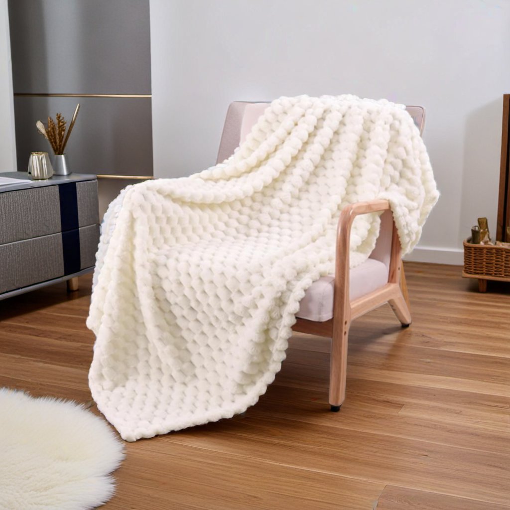 毛毯商品放在椅子上的摄影，摆放在客厅的地面上，客厅的背景白色的壁柜，北欧风情的客厅-豆友h_c4的AI商品图作品