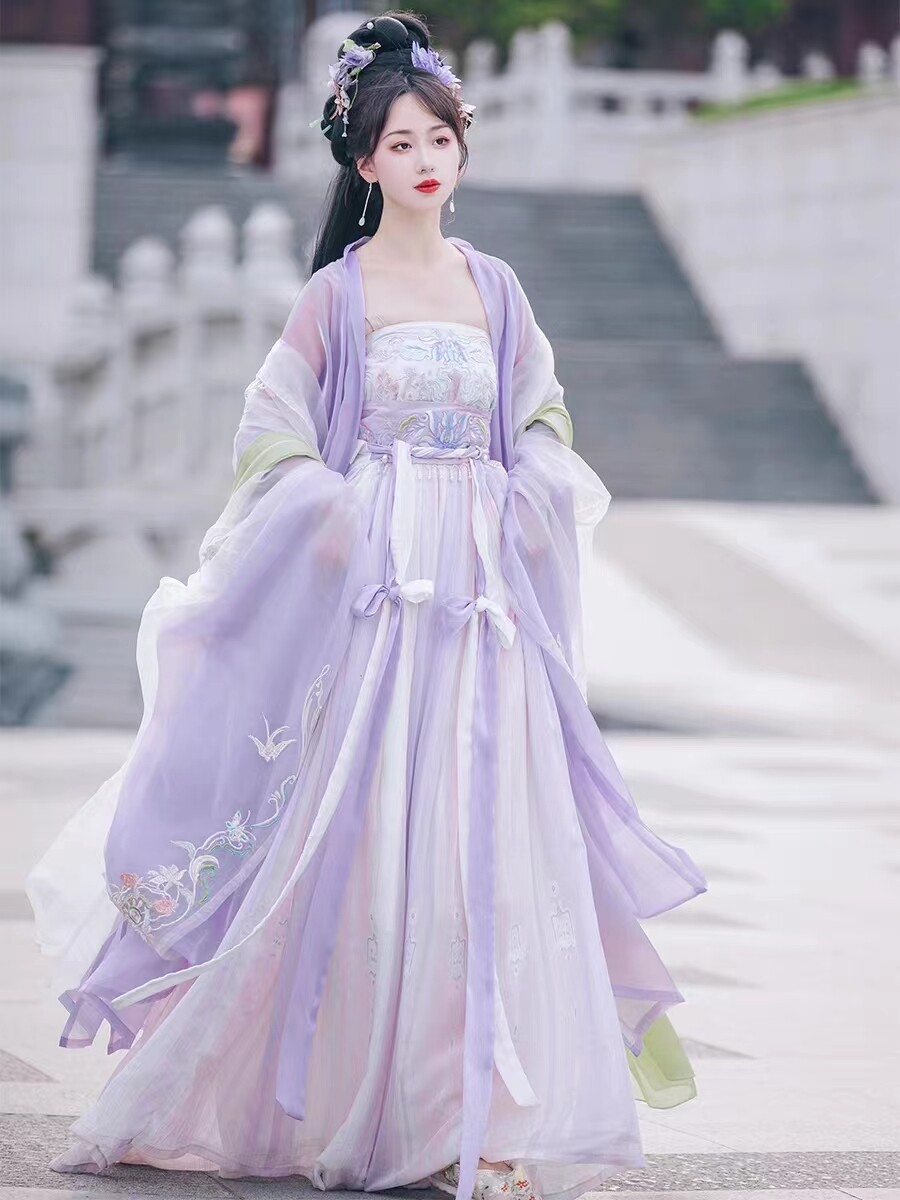 古风，汉服，粉色抹胸汉服连衣裙，刺绣薄纱大袖衫，刺绣精美轻薄纱，亮纱，水晶纱大袖长衫，裙摆被风吹起，-豆友mYNI的Midjourney作品 ...