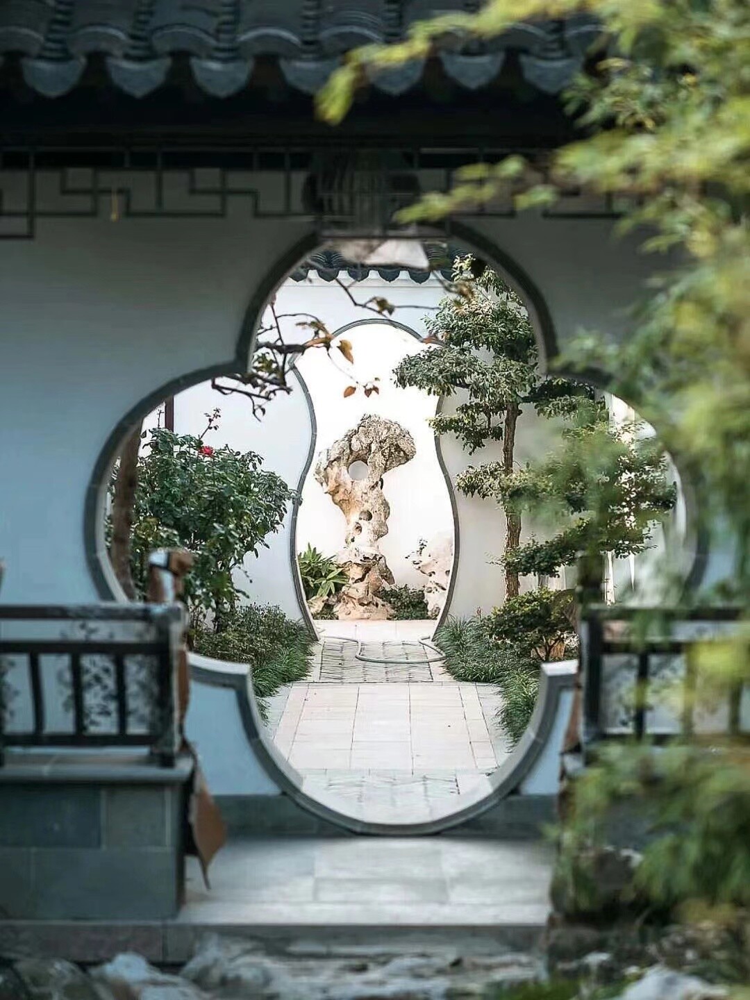 中式庭院里有一扇海棠门,物体纹理强烈真实,物体反光真实,树叶形状实体不虚,物体真实,氛围感真实强烈,-豆友cFxM的Midjourney作品 ...
